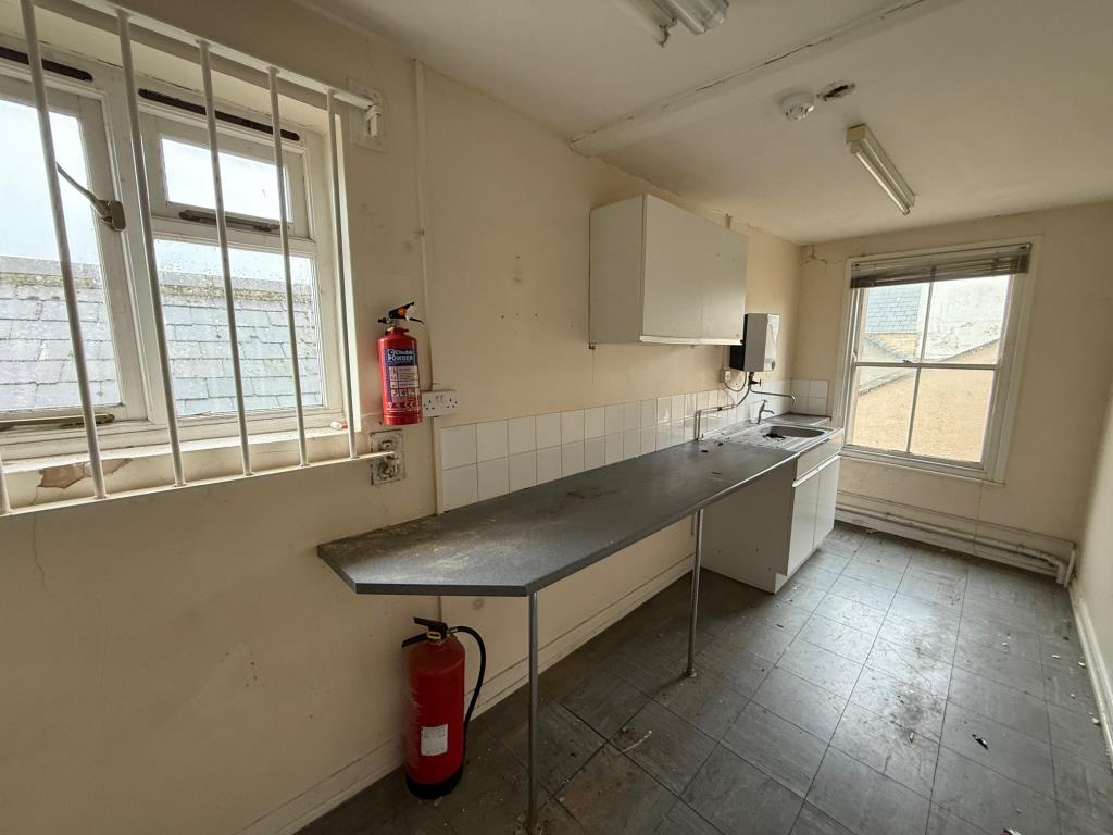 Lot: 73 - VACANT UPPER FLOOR WITH POTENTIAL IN HIGH STREET LOCATION - Second floor kitchen area